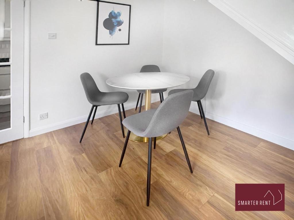 Guildford - 2 Bedroom House West Clandon エクステリア 写真